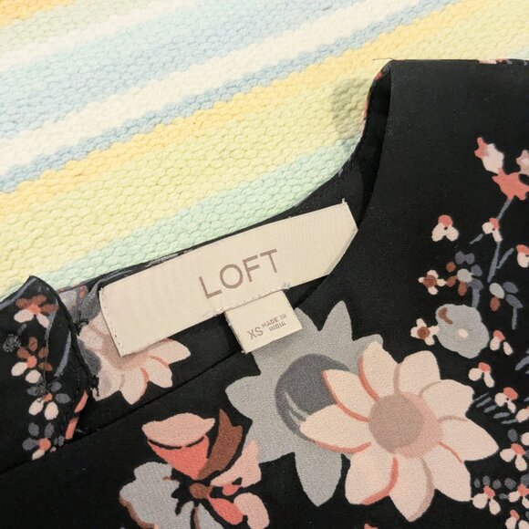⭐ Ann Taylor LOFT Black floral print top size XS - Picture 5 of 14